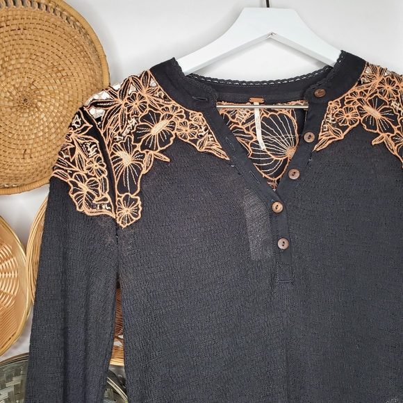 Free People Easy Breezy Henley Floral Embroidered Blouse NEW - Picture 2 of 7